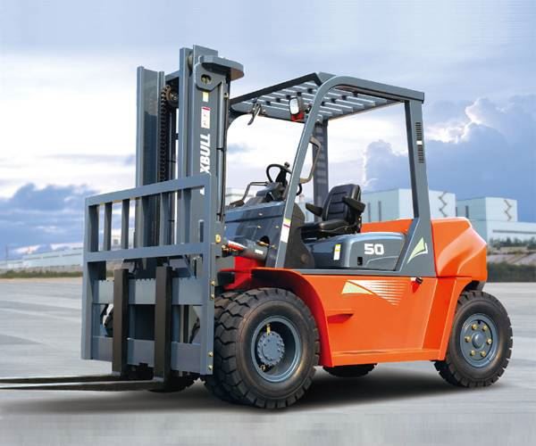 Xe nâng với động cơ Isuzu